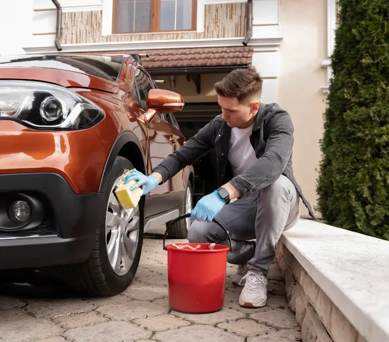 Lavage auto à domicile La Lucerne-d'Outremer : professionnel intervenant sur un véhicule